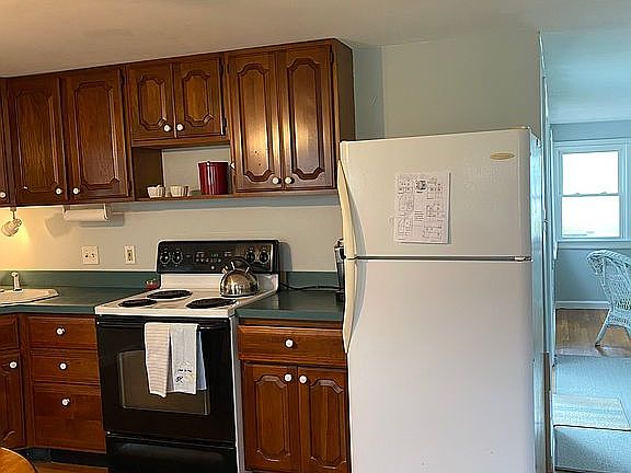 3rd image of 71 Parkwood Dr
