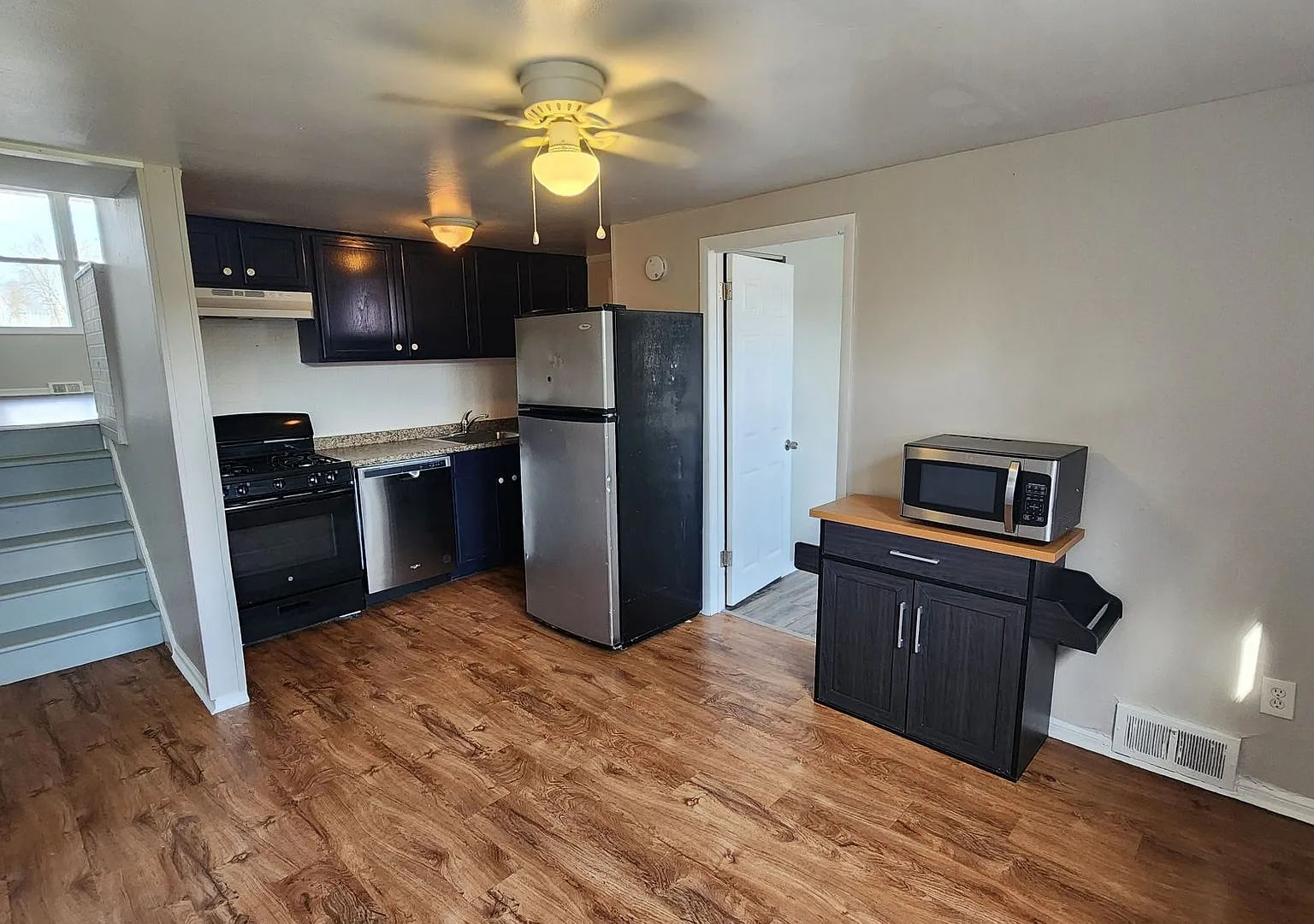 Row home with stainless appliances, central a/c, small pets ok*! — Photo 3