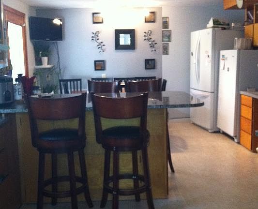 6’x4’ granite eat-in