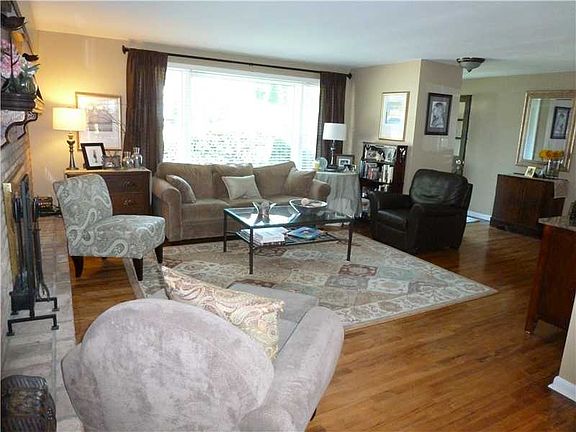 2nd image of 2 Holly Dr