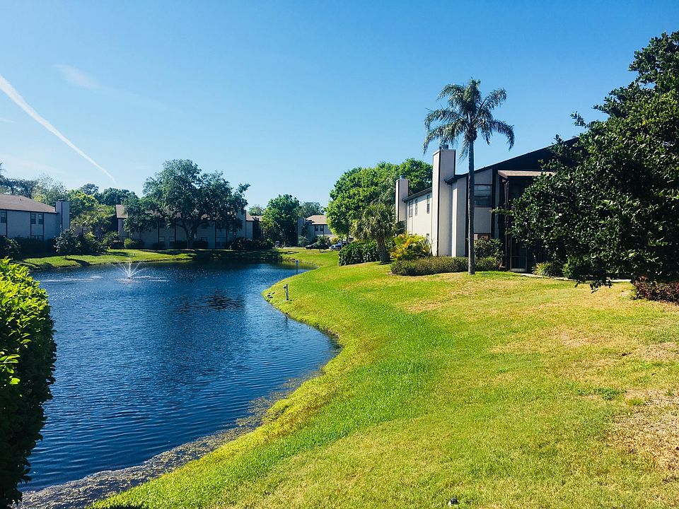 Lake front unit with screened lania