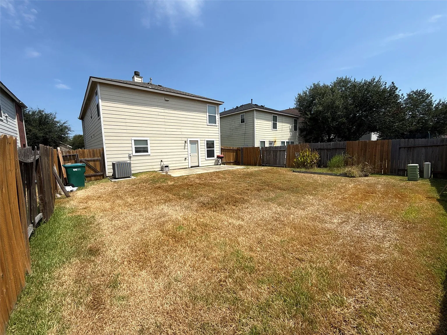 3 bed, 2.5 bath, 1908 sqft, $2,100 — Photo 2