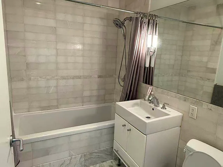 635 W 42nd St #18D — Photo 8
