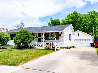 1422 20th St S, Fargo, ND 58103