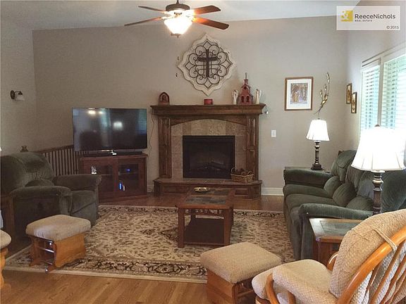 Lg Living Rm off kitchen