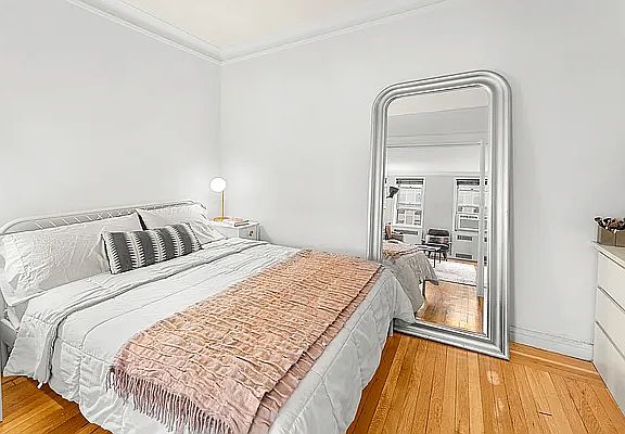 4th image of 305 W 52nd St APT 4G