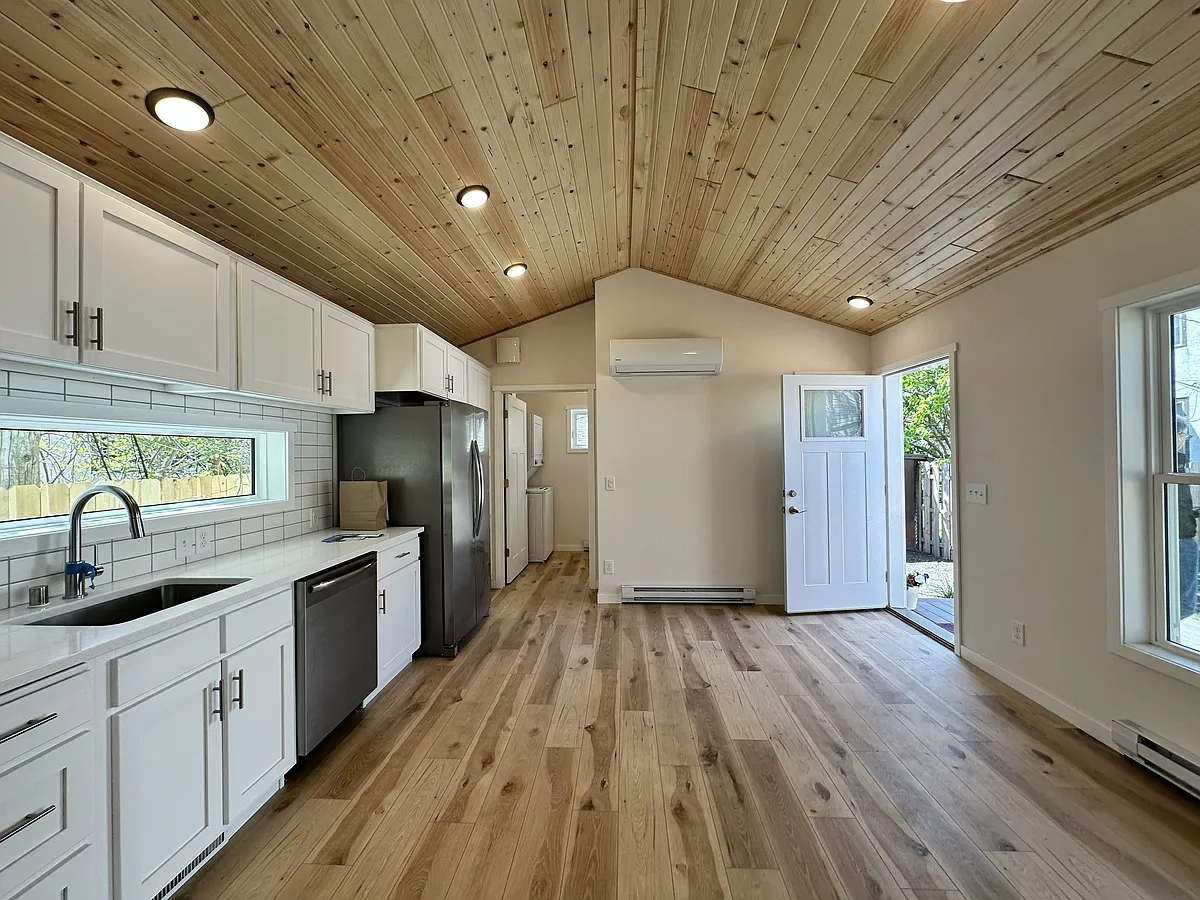 Building Photo - 2545 Grand Ave S #3