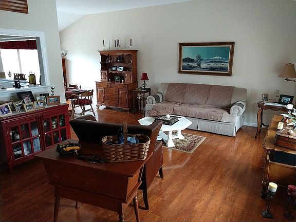 Bright, open living/dining