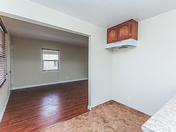 4th image of 1522 W 85th St