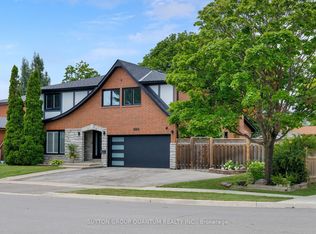 1883 Bough Beeches Blvd, Mississauga, ON L4W2J8