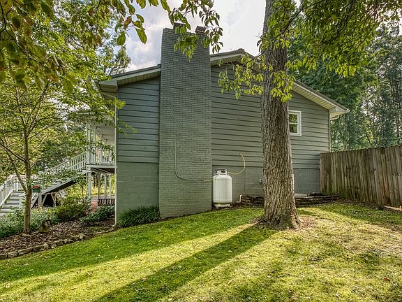 3rd image of 960 Timberland Ct NE
