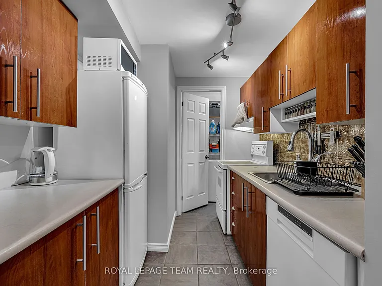 513 King Edward Ave #1 — Photo 5