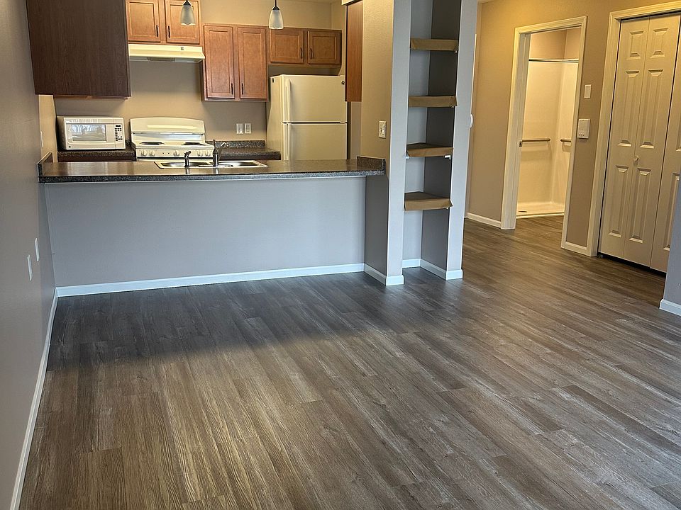2nd image of 2821 Ithica Dr #103