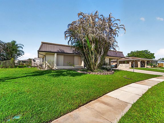 5th image of 214 NE Camelot Drive