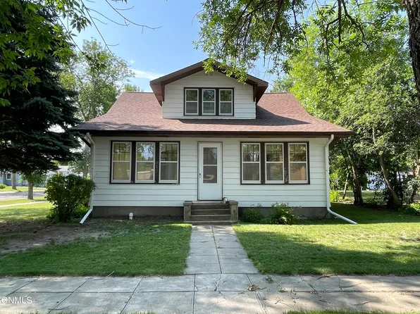 812 4th St N, Carrington, ND 58421