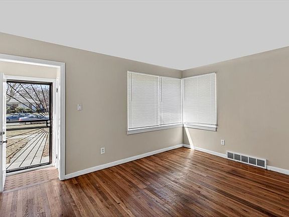 4th image of 18228 Glastonbury Rd