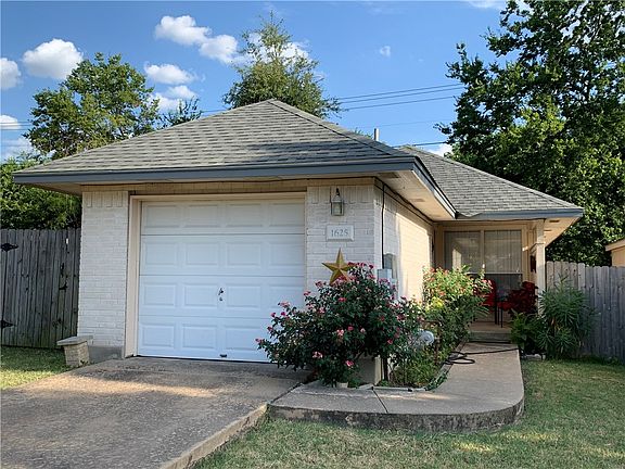 2nd image of 1625 Parkfield Cir