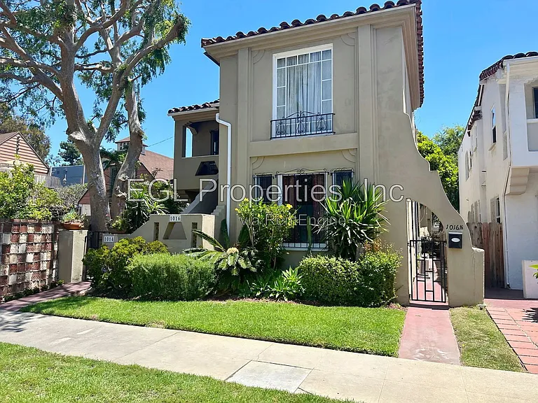 1016 1/2 S Crescent Heights Blvd — Photo 2