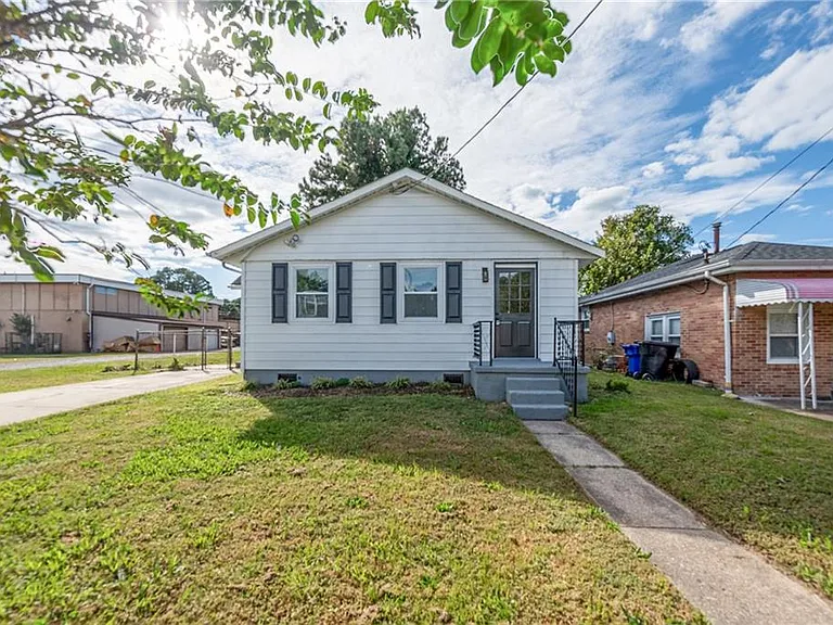 2810 Roanoke Ave — Photo 1