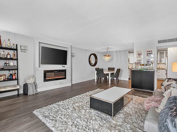5th image of 6033 N Sheridan Rd APT 28D
