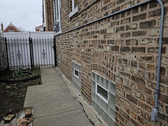 5th image of 10032 S King Dr