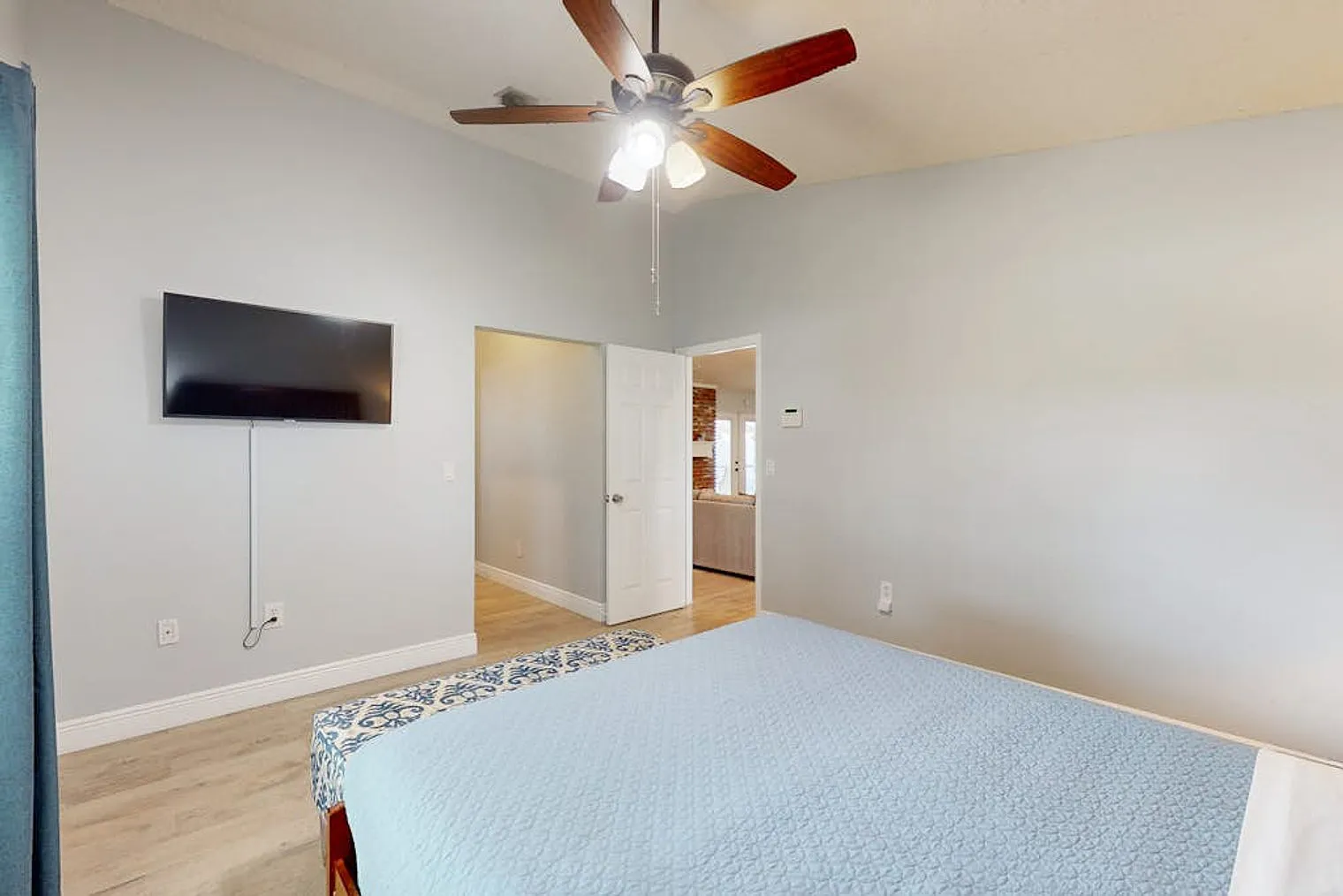 3 bed, 2.0 bath, 1442 sqft, $4,016 — Photo 4