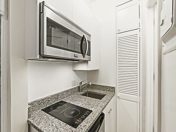 2nd image of 96 Perry St APT B1c