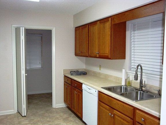 5th image of 249 Menendez Ave