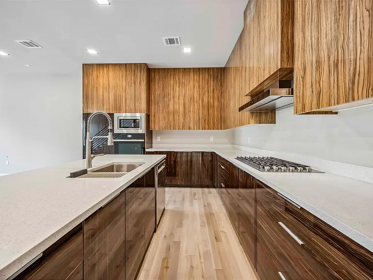 1111 W 21st St — Photo 13