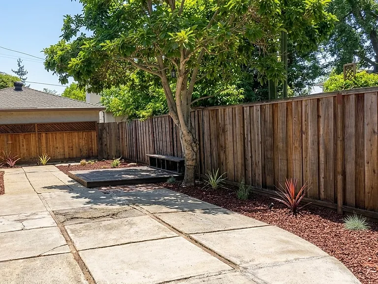 Redwood Ave — Photo 17