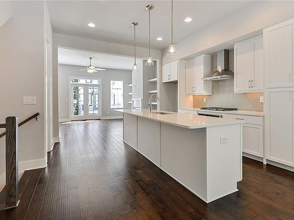 5th image of 726 Taylor Ct NE #7