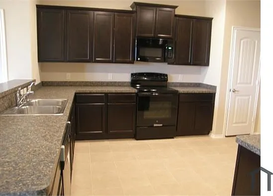 812 Westgate Ct — Photo 2