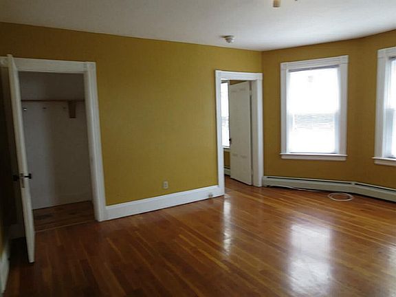 5th image of 60 Evergreen St #1