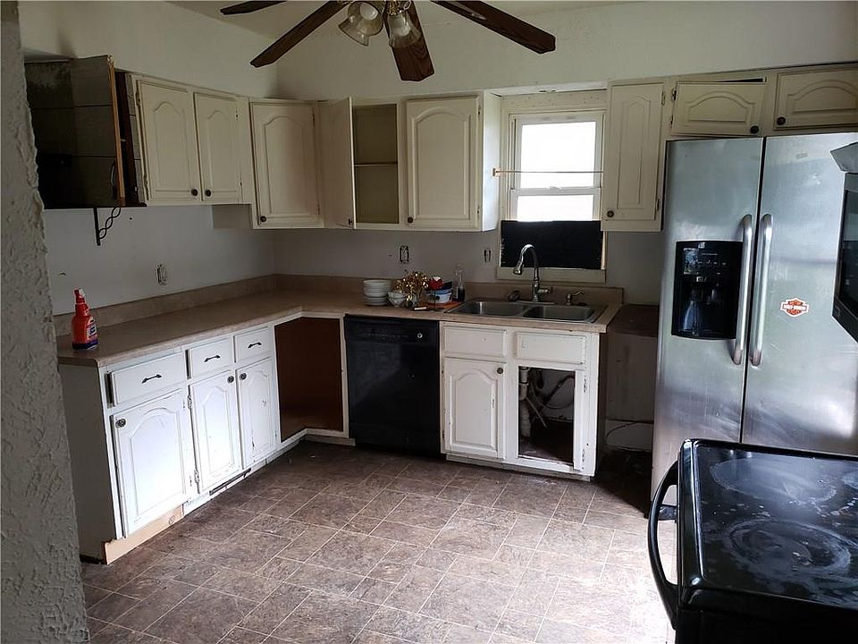 2nd image of 110 E Gray St