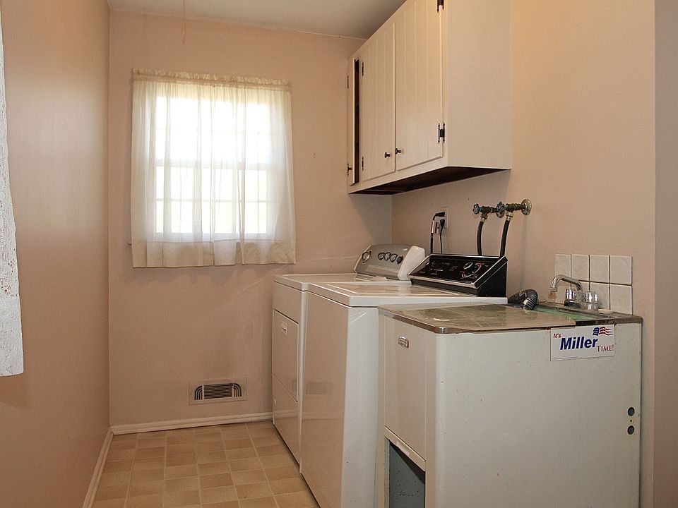 1st-Floor Laundry/Mud Room