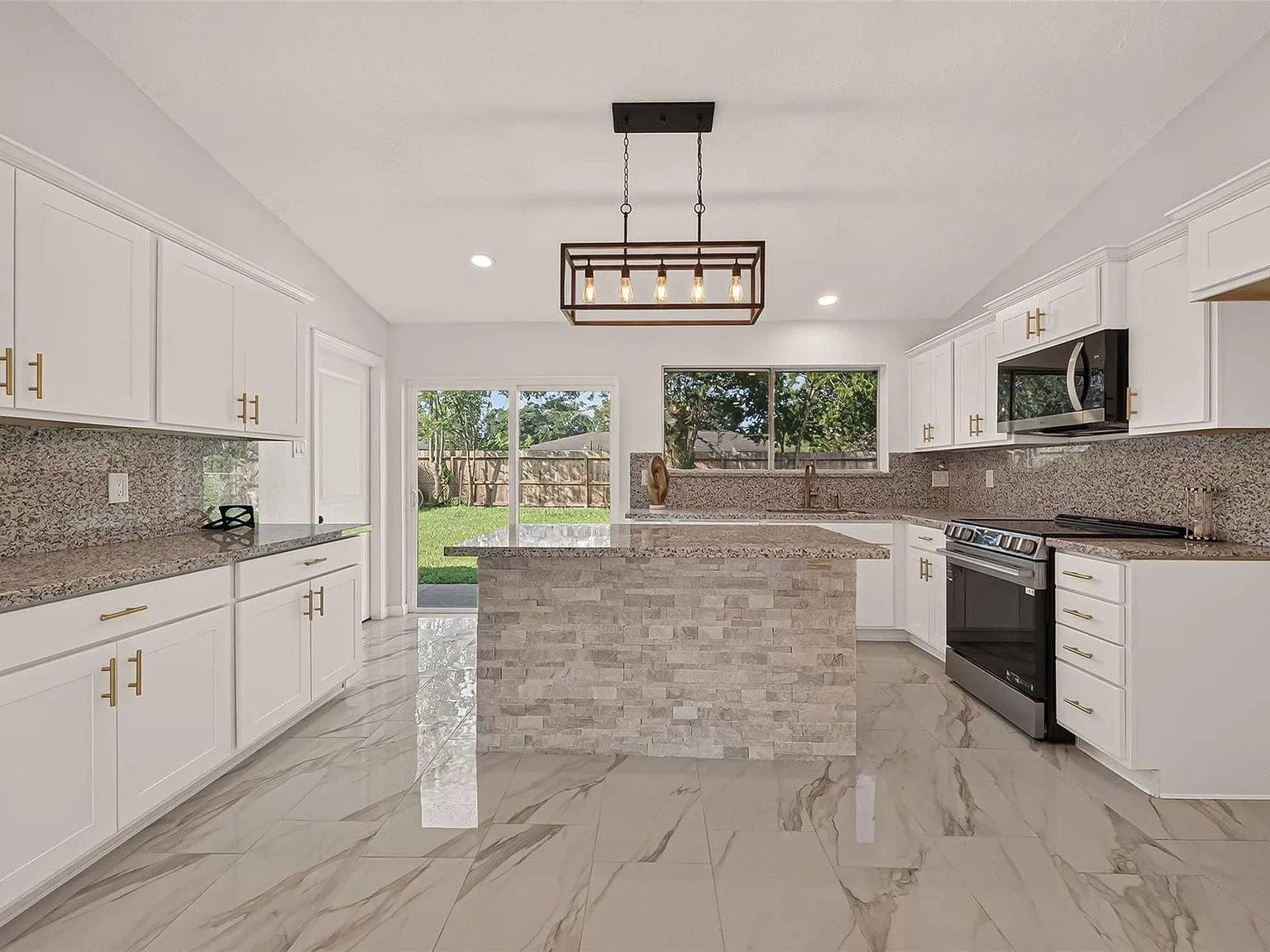 4 bed, 4.0 bath, $2,300 — Photo 4