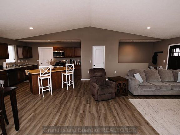 5th image of 807 Country Acres Ln