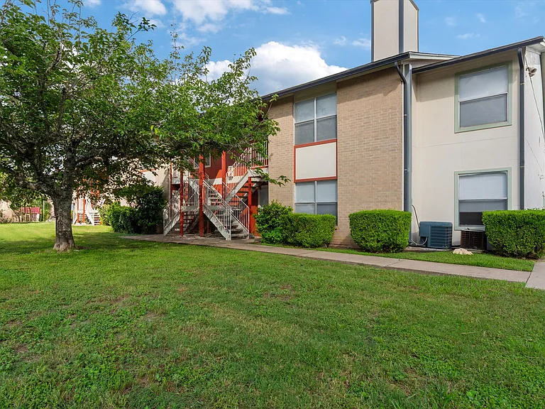 Langtry Apartments — Photo 5