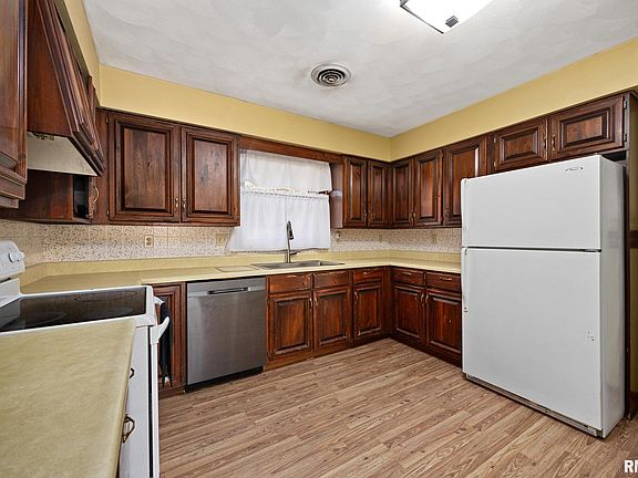 4th image of 228 E Far Hills Dr