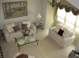 12 Ridgewood Dr, Wantagh, NY 11793