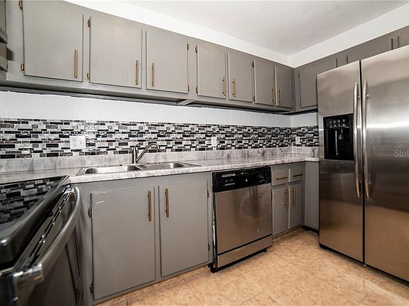5th image of 251 SW Lincoln Cir N APT 3210