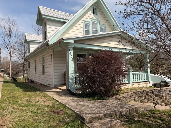 1902 W 47th Ter, Westwood, KS 66205