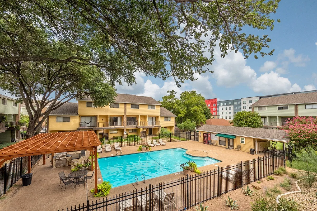 The Bruin Resort Style Pool - The Bruin