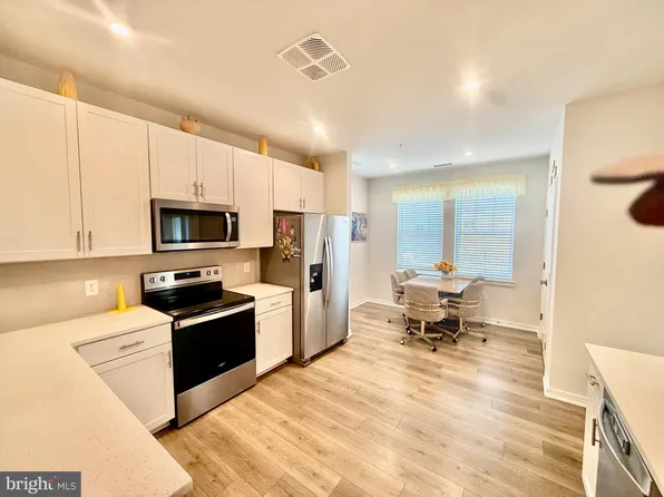 700 Mount Airy Ter NE #202, Leesburg, VA 20176