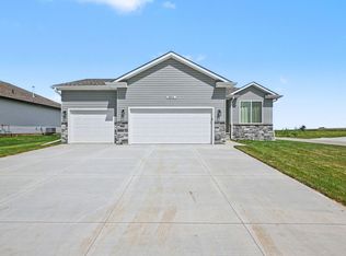 6852 Portage Dr, Papillion, NE 68133