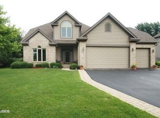 555 Grant St, Roselle, IL 60172