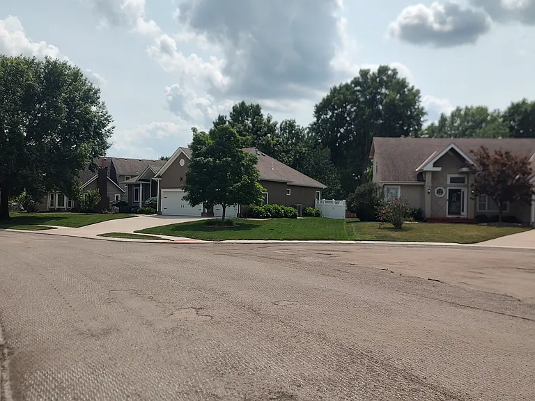 501 SW Hoke Ln — Photo 2