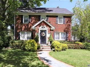 37 Euston Rd, Garden City, NY 11530