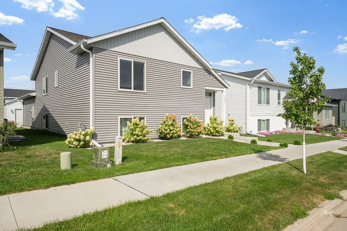 2 bed, 2.0 bath, 1179 sqft, $2,400 — Photo 2
