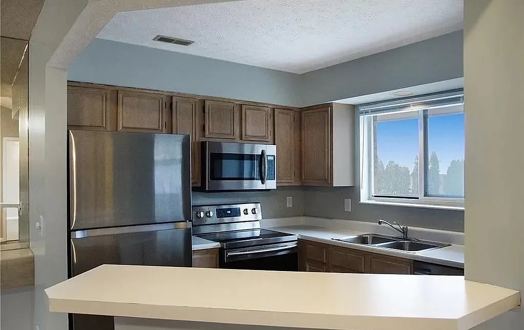 2 bed, 1008 sqft, $1,575 — Photo 2
